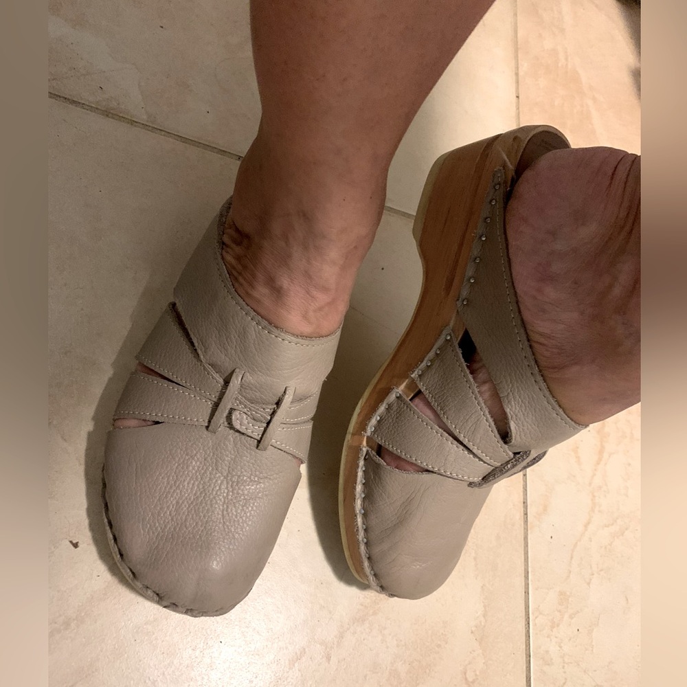 Troentorp ladies light beige leather & wood clog size 39